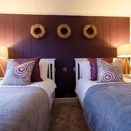 Lodge Hollicarrs - The Rushes Riccall