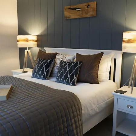 Lodge Hollicarrs - The Rushes