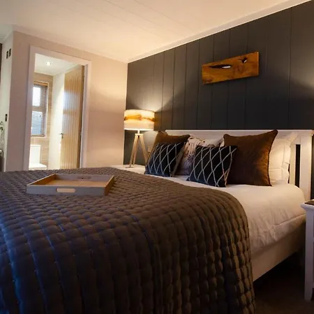 Hollicarrs - The Rushes